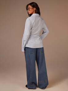 Athîral 女士蓝色条纹长袖衬衫，修身收腰设计，腰部两侧有褶裥，条纹衬衫，长袖衬衫，女士休闲装，女士度假装，条纹长袖衬衫，女士优雅衬衫 - 彩色 - 查看 2