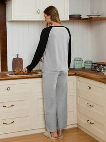 SHEIN Doze Lane Bộ đồ ngủ nữ kiểu dáng thường ngày, phối màu tương phản, tay raglan, có miếng vá ngực, gồm áo dài tay và quần dài, thích hợp cho mùa đông. - Nhiều màu - Xem 2