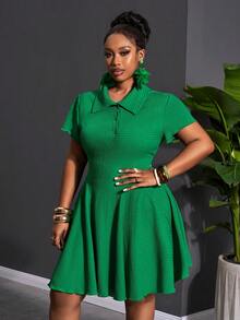 Slaydiva 春夏新品，适合生日派对、返校、校园风、日常穿着、休闲、邮轮旅行、海滩、日光浴、潮流、街头风、优雅、通勤、商务休闲、派对、宴会等场合。大码优雅修身短袖A字荷叶边领夏季连衣裙，绿色大码连衣裙，大码绿色套装，翻领连衣裙，修身A字连衣裙，曲线大码绿色连衣裙，Polo衫连衣裙，女士办公室工作服，女士职业连衣裙 - 綠色 - 查看 12