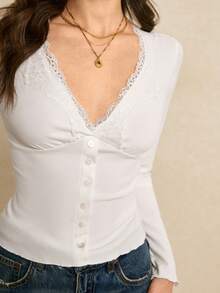 Poéselle Camiseta casual y versátil de unicolor con ribete de encaje para mujer, top blanco de cuello en V, nuevos llegados para el Día de San Valentín, Año Nuevo y primavera, camiseta con dulce ribete de encaje - Blanco - Ver 4