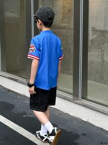 SHEIN Áo sơ mi ngắn tay cổ tròn cài cúc, màu xanh dương, họa tiết chữ nổi bật, phối màu tương phản, dành cho bé trai tuổi teen, phong cách đường phố năng động, thoải mái, mềm mại, phù hợp cho hoạt động ngoài trời, thể thao, đi làm, đi học, mặc thường ngày, đi nghỉ mát, mùa xuân/hè. - Nhiều màu - Xem 3