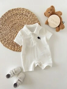 新生儿男女宝宝舒适休闲百搭学生风白色短袖翻领连体衣套装，饰有小马图案，并配有遮阳帽。适合春夏季节，室内外皆宜，可用于日常穿着、运动、玩耍、聚会、拍照、度假等场合。 - 白色 - 查看 5