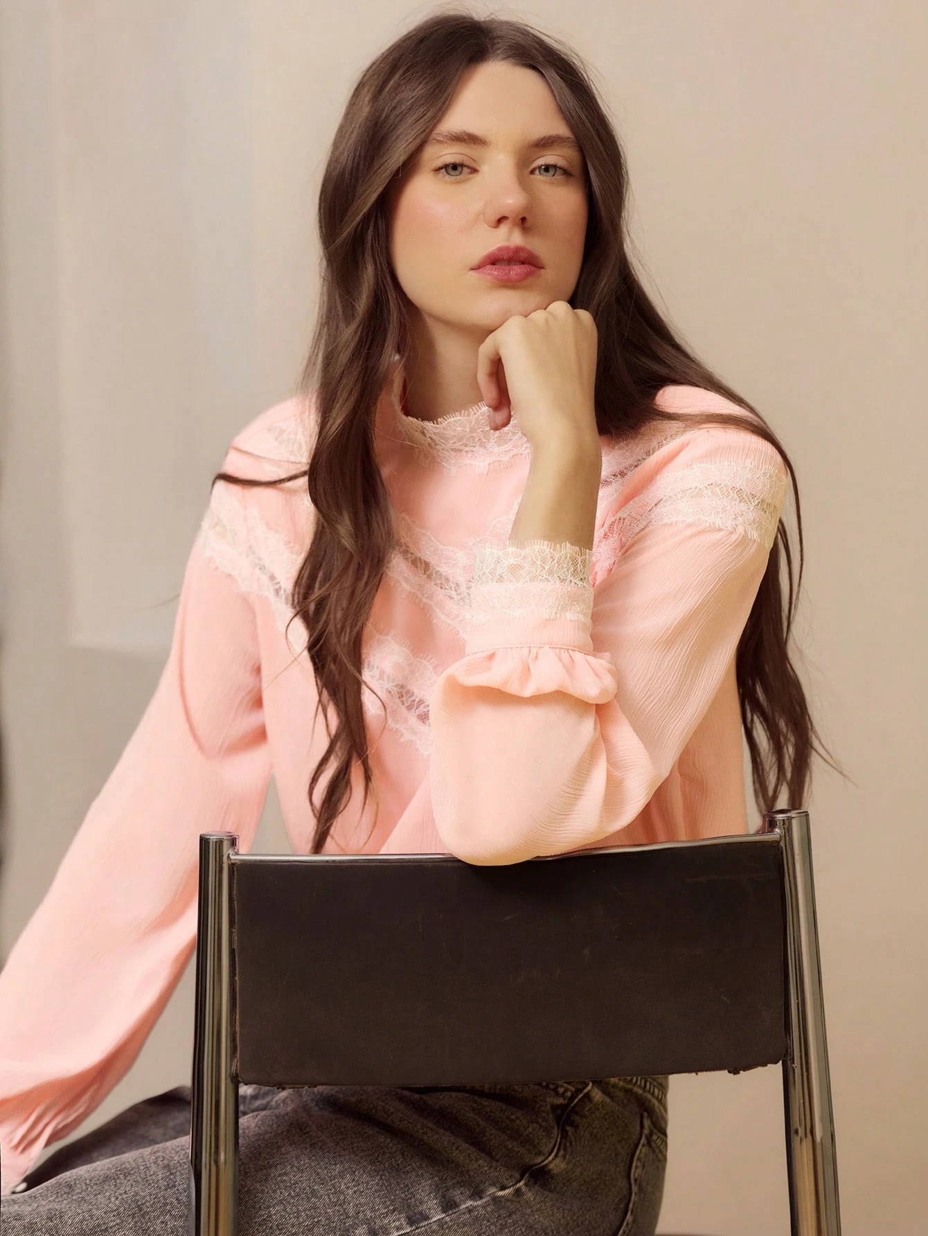 Rosa Chiffon Bluse mit cremefarbener Spitze mit Wimperndetails, romantisch-bohemian