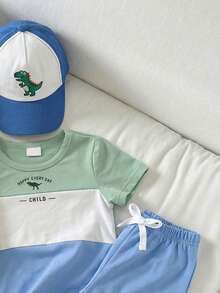 SHEIN Playful Pals 2 pièces/Set Bébé et Tout-Petit Unisexe 0-3 ans T-shirt à manches courtes à col rond avec imprimé blocs de couleurs, lettres et dinosaures, et short à taille élastique. Ensemble adapté pour le port décontracté quotidien des enfants, tenues de bébé garçon, vêtements d'été pour bébé - Multicolore - Voir 4