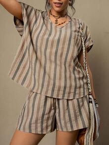 Freevana 2件套/组 纽扣装饰休闲条纹上衣和松紧腰短裤套装 优雅女士百搭加大码适合户外和通勤的夏季服装 - 彩色 - 查看 6