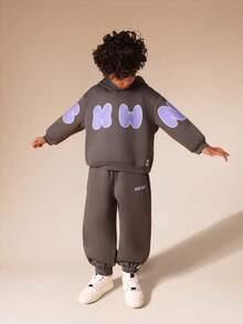 SUMWON 男童套头连帽衫和运动裤套装，紫色字母印花细节，适合休闲冬季度假穿着。 - 深灰色 - 查看 5