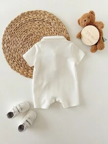 新生儿男女宝宝舒适休闲百搭学生风白色短袖翻领连体衣套装，饰有小马图案，并配有遮阳帽。适合春夏季节，室内外皆宜，可用于日常穿着、运动、玩耍、聚会、拍照、度假等场合。 - 白色 - 查看 2