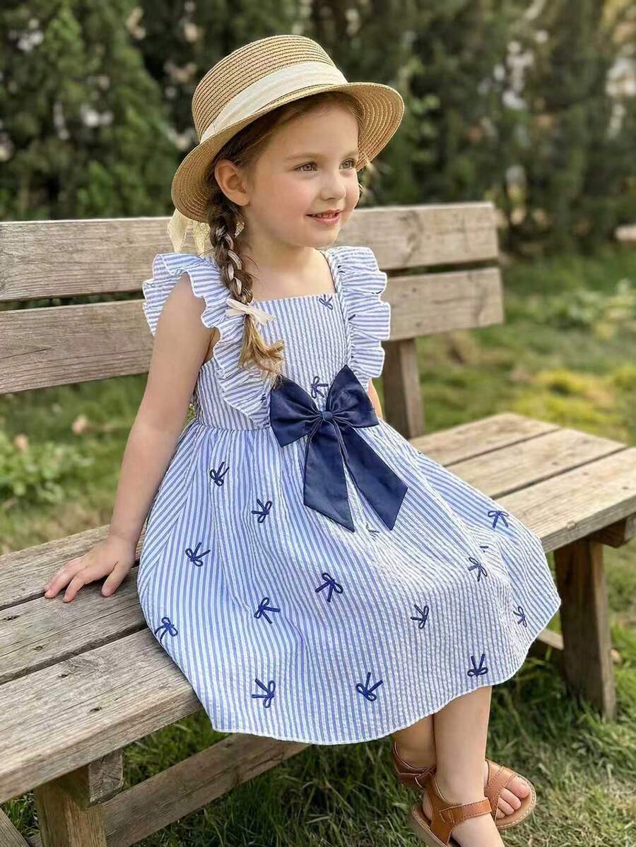 SHEIN Vintaside Kids 女童蓝白条纹方领荷叶袖连衣裙，饰有3D蝴蝶结，蝴蝶结印花，宽松版型，甜美法式公主裙，夏季 - 寶藍色 - 查看 1
