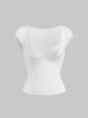 Goth T-shirt moulant et ajusté pour femmes avec taille froncée en dentelle contrastée, style polyvalent et sexy