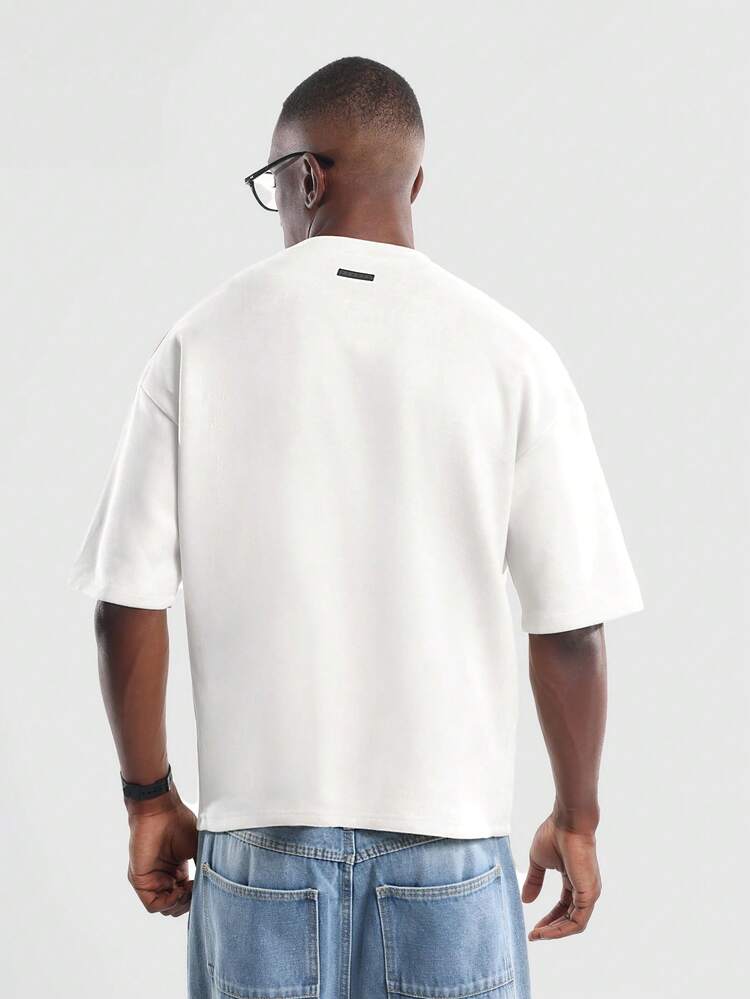 Maglietta girocollo in pelle scamosciata di prima qualità con vestibilità regolare essenziale