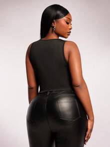 Radiana 大码女装时尚街头风性感休闲重工装饰不对称水钻上衣，适合Y2K、Y3K、音乐节、派对、Live House、演唱会、购物等场合。黑色亮片上衣，黑色性感上衣，闪亮上衣，女士闪亮上衣，铆钉上衣，水钻上衣，无袖铆钉上衣，黑色铆钉上衣，女士皮革上衣，波点上衣，女士背心。 - 黑色 - 查看 7