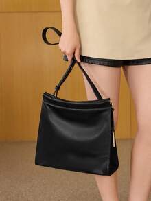 MOTF PREMIUM 女士极简主义单肩包，配金属吊坠，浓缩咖啡棕色 - 黑色 - 查看 1