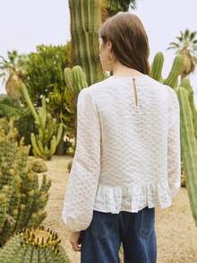 Nöista 浪漫长袖衬衫，饰有蕾丝边和荷叶边下摆。轻盈的纹理面料，泡泡袖设计，圆领，并点缀着精致的钩针细节。尽显女性柔美、优雅和透气，是春季穿搭、春日造型、休闲时尚风格、日间活动或柔和波西米亚风衣橱的完美之选。 - 白色 - 查看 3