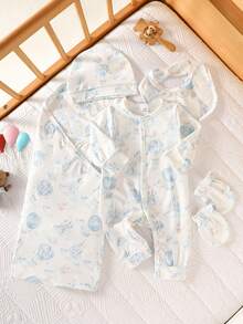 SHEIN 新生儿卡通印花长袖连体衣，全开襟设计，搭配同色帽子、手套、被子和围兜五件套礼盒，面料舒适，男女宝宝均适用，是家庭使用的理想之选。 - 藍色 - 查看 1