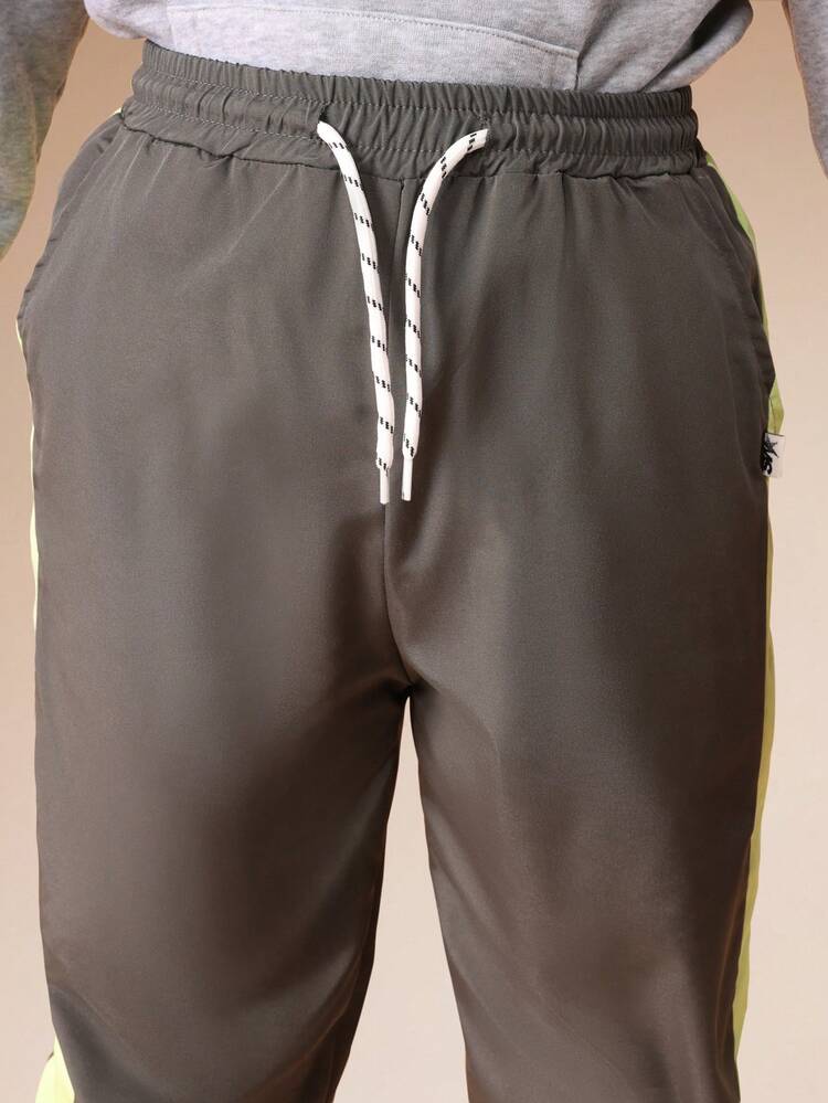 Spodnie jogger z nylonu w bloki kolorów z bocznym paskiem