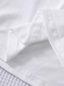 SHEIN 两件套简约时尚牛仔套装，包括一件白色短袖蝴蝶结领上衣和一条带铆钉口袋和蝴蝶结裤脚的牛仔裤，适合通勤、外出和日常活动。