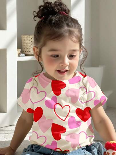SHEIN Camiseta gráfica rosa con corazón, linda y dulce, estilo femenino. Parte superior de manga corta, cuello redondo, minimalista, casual para niña bebé. Adecuada para uso diario en primavera/verano, salidas, a juego con mamá, Día de San Valentín