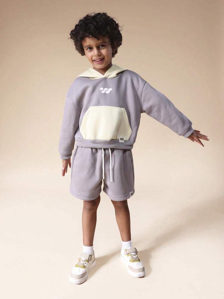 Conjunto de sudadera con capucha y pantalones cortos con bloques de color