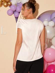 Loomaby Blusa Elegante Assimétrica de Ombro com Nó, Manga Curta, Cor Sólida, para Revelação de Gênero e Chá de Bebê, Branca - Damasco - Visão 2