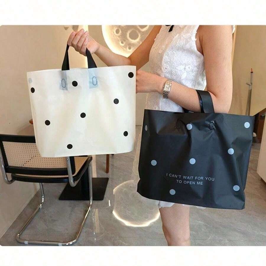 20个加厚塑料礼品手提袋，哑光可重复使用购物袋，黑白两色，适合派对礼品包装，防水，圆形波点图案，大容量，可用于装衣服、女士购物、生日、婚礼、情人节、单身派对、新娘送礼会、万圣节、圣诞节等场合。