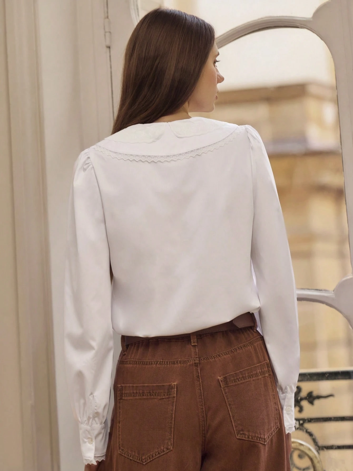 Biała bluzka z podwójnym haftowanym kołnierzykiem, marszczeniami i koronkowymi wykończeniami. Szykowna bluzka do biura na wiosnę i lato. Eleganckie bluzki dla kobiet. Elegancki francuski styl.
