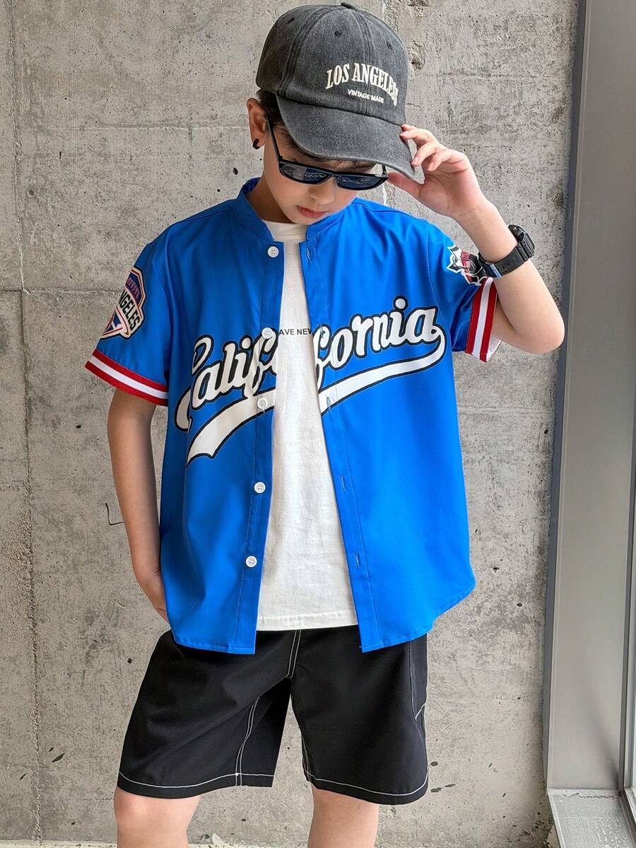 SHEIN Áo sơ mi ngắn tay cổ tròn cài cúc, màu xanh dương, họa tiết chữ nổi bật, phối màu tương phản, dành cho bé trai tuổi teen, phong cách đường phố năng động, thoải mái, mềm mại, phù hợp cho hoạt động ngoài trời, thể thao, đi làm, đi học, mặc thường ngày, đi nghỉ mát, mùa xuân/hè.