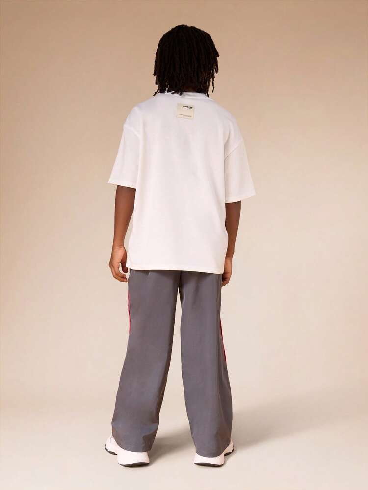 Conjunto de camiseta oversized e calça de moletom com estampa.