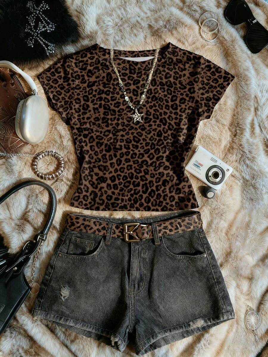 Glimmora Retro Brown Leopard Print Slim-Fit Crop Top For Women Suitable For All Seasons-Spring, Summer, Fall, And Winter Currently Trending Style Fashion T-Shirt Aesthetic T-Shirt Perfect Gift For Family, Sisters, Or Mothers Ideal For Mother's Day Casual Minimalist Top