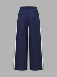 少女黑色紧身街头风长裤，弹力舒适面料，活动自如，简约百搭，适合上学、通勤、日常休闲穿着和冬季穿搭。