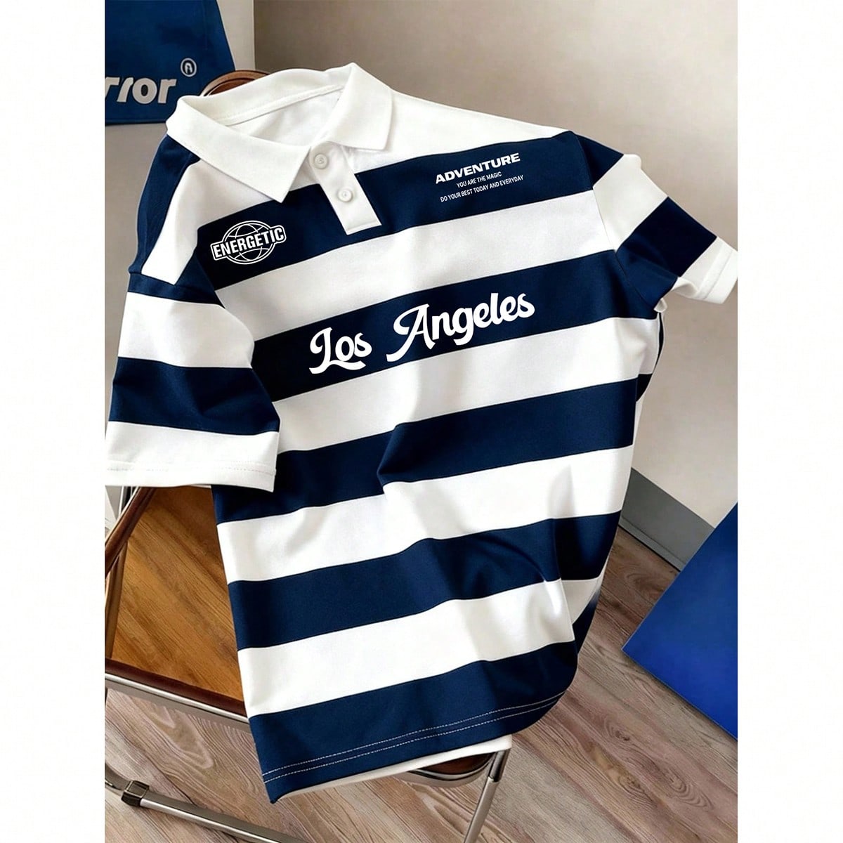 Camisa polo de rayas azules y blancas con letra universitaria para hombres de talla grande, adecuada para la escuela, salidas y regalos para amigos