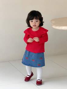 SHEIN Questo set da bambina a due pezzi presenta una maglietta rossa a maniche lunghe con collo tondo e una minigonna di jeans con ricamo di ciliegie, adatto per la primavera e l'autunno. È adatto per indossare a scuola, matrimoni, uso casual a casa e per partecipare a feste e eventi festivi. - Rosso - Visualizzare 8