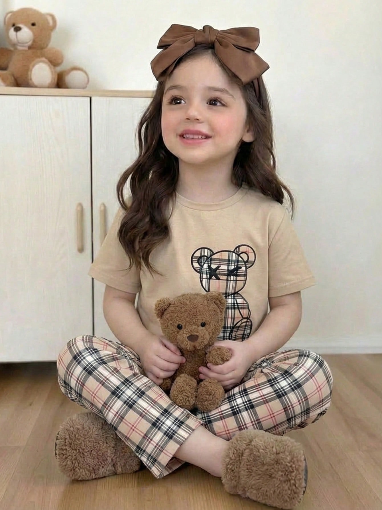 SHEIN طقم بيجامة فتيات صغيرات بتصميم دب مربع، قميص...