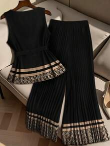 GlowEve CURVE 大码女装畅销几何回文图案印花无袖套头衫，搭配同款图案褶裥宽松阔腿裤，弹性腰带，高透气性，饰有装饰纽扣，配有腰带，Regalyn 简约时尚通勤工作日常百搭款 - 彩色 - 查看 2