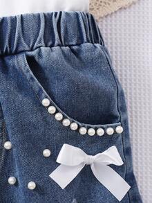 SHEIN 两件套简约时尚牛仔套装，包括一件白色短袖蝴蝶结领上衣和一条带铆钉口袋和蝴蝶结裤脚的牛仔裤，适合通勤、外出和日常活动。