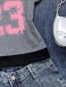 Attitoon Áo thun nữ tay ngắn kiểu dáng thường ngày, phong cách retro punk Y2K, in số và huy hiệu, dây đeo bất đối xứng, phối màu xám tương phản, kiểu dáng 2 trong 1, thoải mái. - Nhiều màu - Xem 4