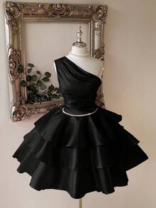 Lovelzi Đầm dạ hội 3 tầng sang trọng, lãng mạn, chất liệu satin lấp lánh, vai bất đối xứng, xếp ly, đính đá và dây chuyền trang trí, eo thắt. - màu đen - Xem 7