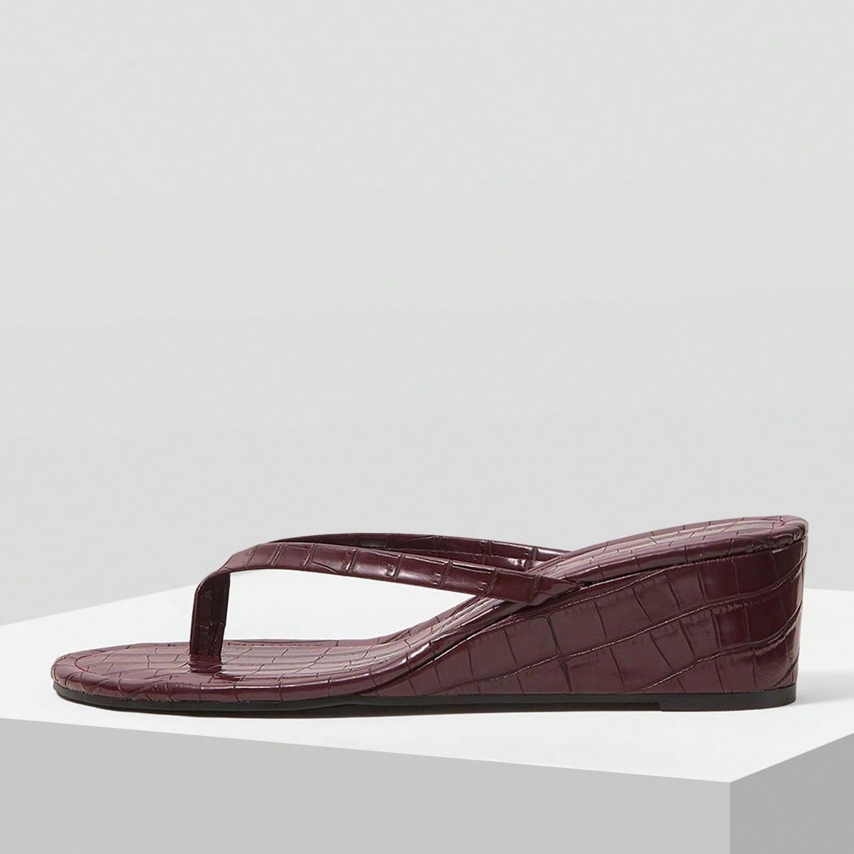 Hermosas sandalias de mujer de cuero de cocodrilo burdeos con tacón alto y dedos en forma de chanclas, sandalias con cuña de 5 cm para uso en vacaci