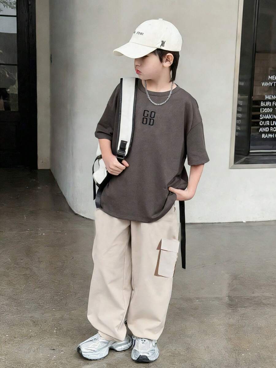 SHEIN Little Byeori Conjunto de camiseta de manga corta con textura de choque de letras pequeñas en gris oscuro y pantalones cargo blancos cremosos para niños preadolescentes, casual, cómodo, de moda, simple, práctico, de tela suave, adecuado para uso diario, escuela, viajes, deportes al aire las estaciones de primavera, verano, otoño e invierno. - Multicolor - Ver 1