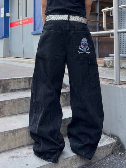 Jeans de corte holgado para hombre con diseño bordado de calavera