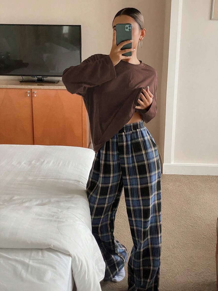 DAZY Bộ đồ mặc nhà dành cho nữ, gồm áo thun nỉ màu trơn dáng rộng và quần pajama kẻ caro dáng rộng, thích hợp cho mùa thu/đông. - màu nâu - Xem 1