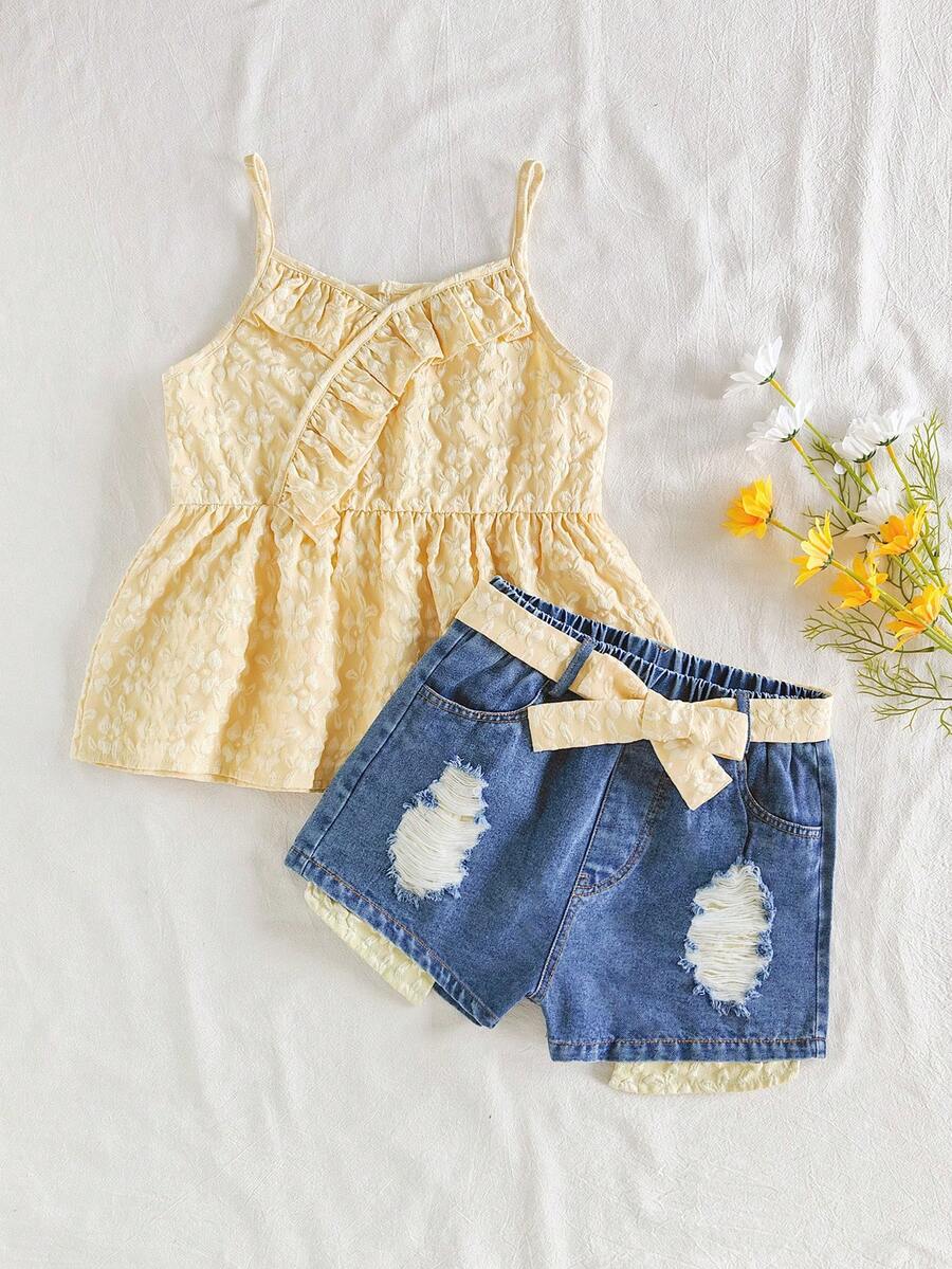 SHEIN Vintaside Kids 可愛夏季度假風 藍色水洗破洞牛仔短褲與黃色荷葉邊細肩帶背心 2 件套，時尚格紋腰帶套裝，適合前青春期女孩