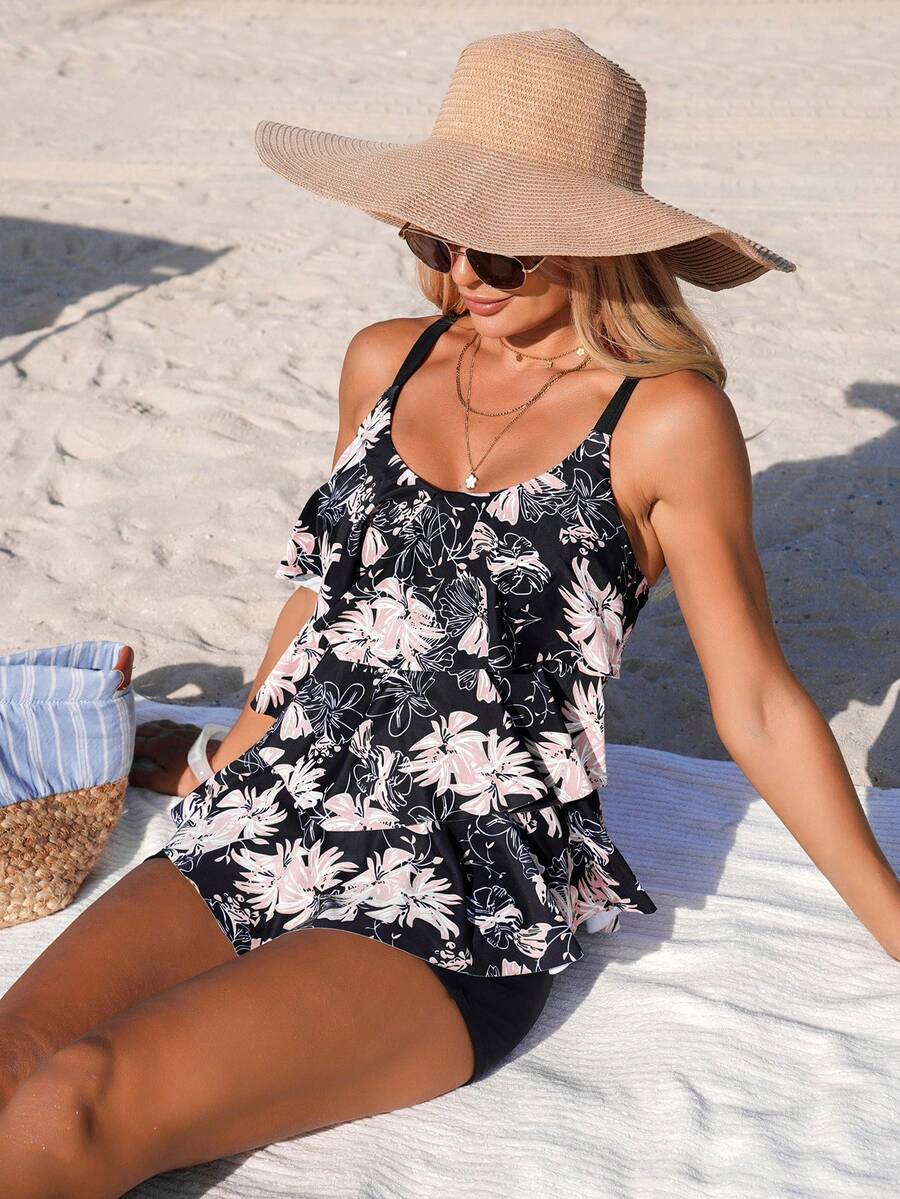 SHEIN Swim 2026新款女士泳装上市，花卉印花多层露背吊带比基尼上衣，适合上学、度假、约会、下午茶、西式、邮轮、海滩、海岛、公路旅行、四季皆宜、音乐节、波西米亚风度假、凉爽秋季、西部波西米亚风等场合。优雅的女士背心式泳衣搭配短裤，适合度假、夏季两件套、沙滩套装、热带风情泳衣、度假泳衣、花卉泳衣、女士泳装三件套、花卉印花背心式泳衣、荷叶边背心式泳衣。