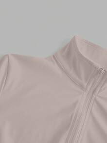 SHEIN EZwear 杏色针织修身女士长袖防晒外套，秋冬季高弹力运动长袖上衣，柔软长袖上衣，女士拉链外套，凉爽面料跑步上衣，弹力外套，运动上衣，女士全拉链外套，轻便外套 - 卡其色 - 查看 4