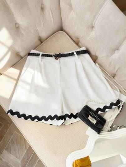 SHEIN Franclia 女士白色短裤，配腰带，A字廓形，黑色撞色花卉饰边，休闲优雅度假风，春夏款