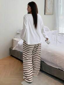 Dazy Plus Bộ đồ ngủ nữ cỡ lớn 2 món, kiểu dáng thường ngày, gồm áo khoác cardigan cổ chữ V rộng rãi màu trơn và quần kẻ sọc, thích hợp mặc ở nhà hoặc mặc ngoài. - trắng - Xem 2