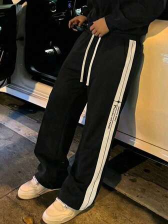 Manfinity Hypemode กางเกงขายาวลำลองทรงตรงหลวมเอวยางยืดพิมพ์ลายตัวอักษรสำหรับผู้ชาย