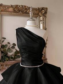 Lovelzi Đầm dạ hội 3 tầng sang trọng, lãng mạn, chất liệu satin lấp lánh, vai bất đối xứng, xếp ly, đính đá và dây chuyền trang trí, eo thắt. - màu đen - Xem 6