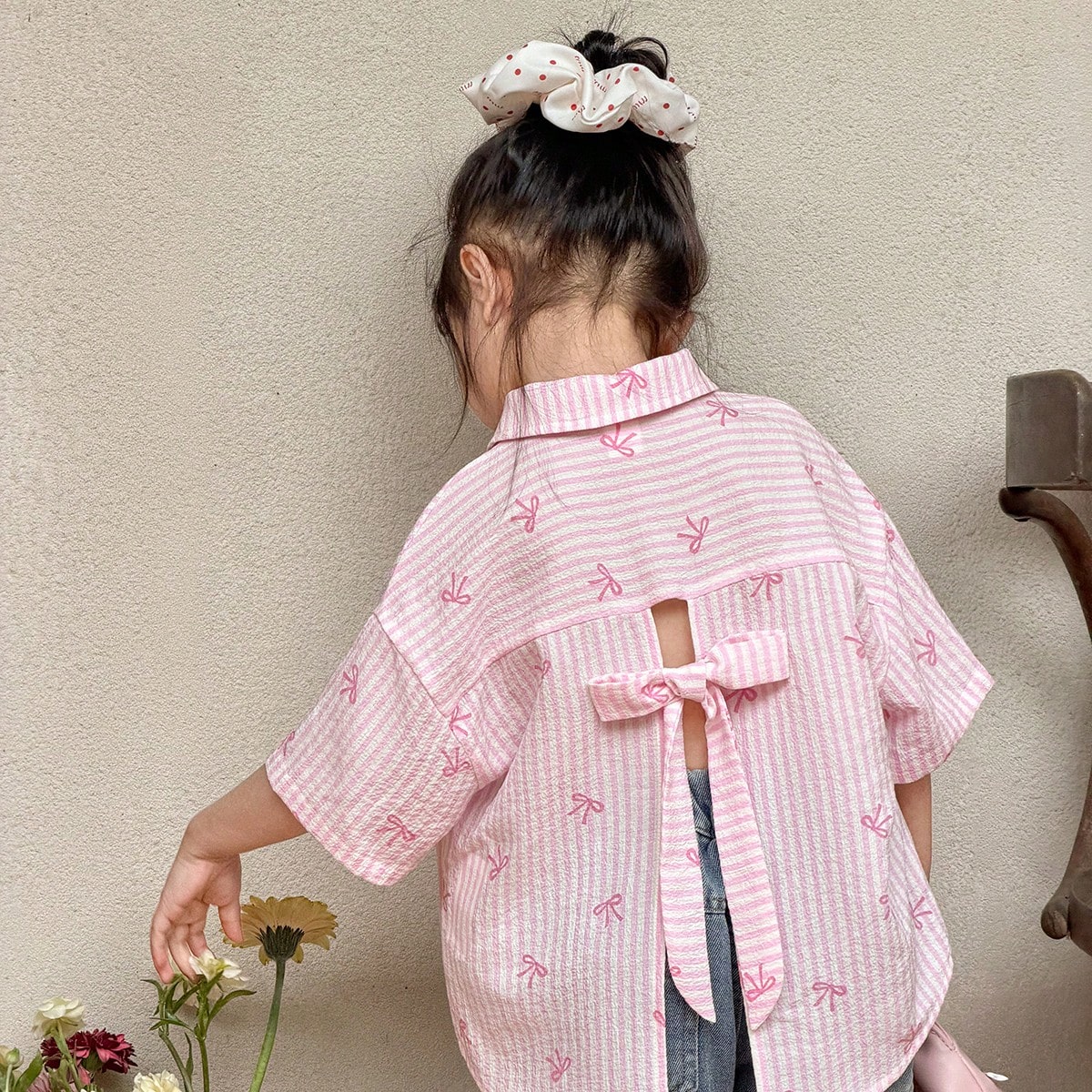 Camisa holgada de tejido con cuello a rayas, manga corta, espalda hueca y apertura frontal para niñas jóvenes, cómoda y casual