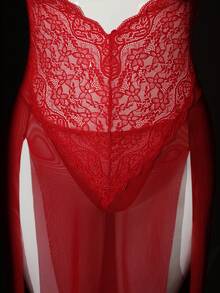 SHEIN Conjunto de 2 piezas de lencería sexy y romántica de talla grande para el Día de San Valentín, con vestido de malla transparente con adorno de encaje rojo + tanga - Rojo - Ver 5