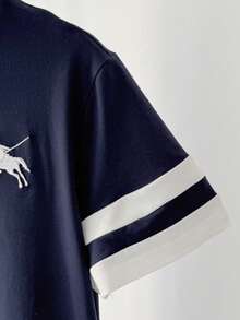 SHEIN Áo thun kiểu dáng cổ điển dành cho nữ sinh tuổi teen, màu xanh navy phối trắng, họa tiết thêu hình ngựa trang nhã, chất liệu vải dệt kim thoải mái, kiểu dáng thời trang thường ngày, tay ngắn rộng rãi, dễ phối đồ. - Đen và trắng - Xem 6